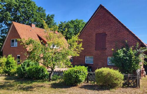 Nebengebäude mit 3 Garagen - 7 Zimmer Mehrfamilienhaus, Wohnhaus zum Kaufen in Balge