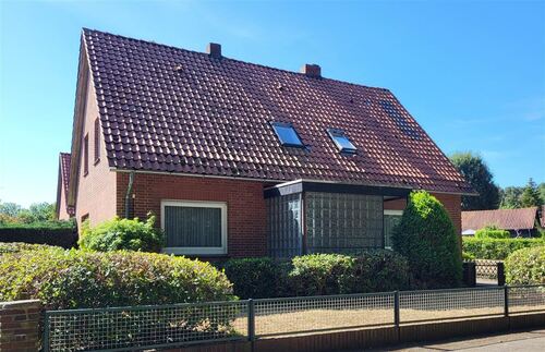 Hausansicht - Zweifamilienhaus in ruhiger dörflicher Lage wartet auf Sie ...