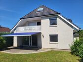 Blick auf Terrasse und Loggia - Modernes Zweifamilienhaus mit riesiger Bürofläche und Doppelgarage - arbeiten und wohnen unter einem Dach.