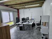 ein Büro mit mehreren Arbeitsplätzen - 5 Zimmer Produktionshalle in Barntrup