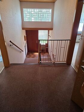 Flur im EG mit blick zum Eingangsbereich - 