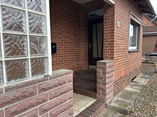 Windfang vorm Haus - 5 Zimmer Einfamilienhaus in Stolzenau