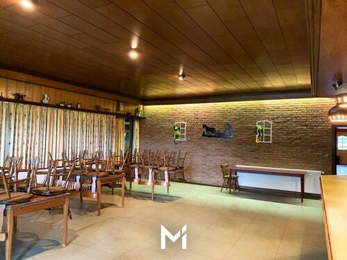 kleiner Saal mit Zugang zur Terrasse - 