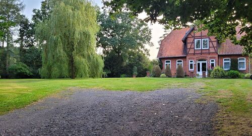 Niedersachsenhaus - Historisches Niedersachsenhaus mit ca. 9,22 ha. Hof- u. arrondierte Ackerfläche in Alleinlage