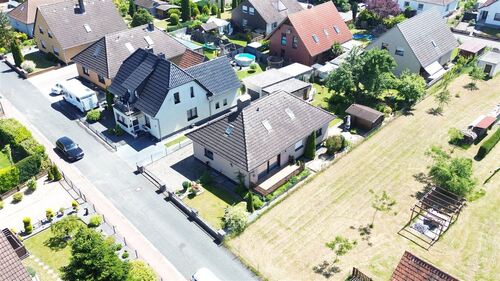 Das Wohnhaus aus der Vogelperspektive - Bungalow mit 127,00 m&sup2; in Stolzenau zum Kaufen