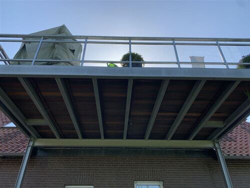 Stahlkonstruktion der Dachterrasse - 
