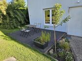 seitlicher Nebeneingang mit Terrasse - 
