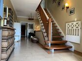 großzügige Diele mit schicker Treppe u. viel Gesch - 
