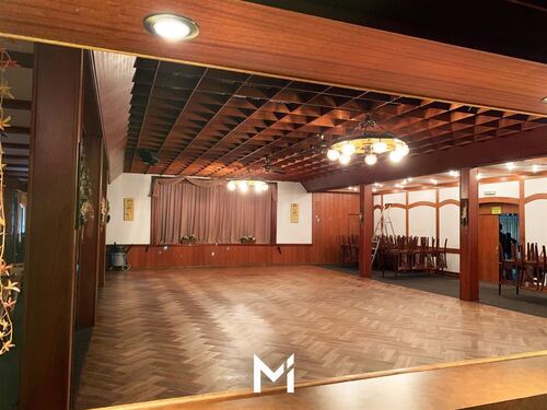 großer Saal mit Tanzfläche und Bühne - 
