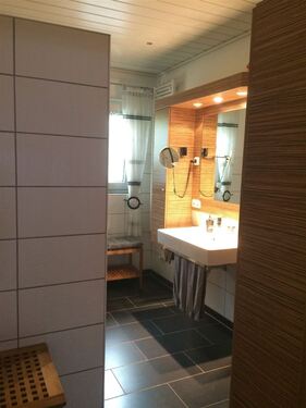 modernes Bad mit viel Geschmack - 