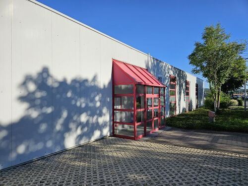 Eingang u. Kundenparkplätze - 