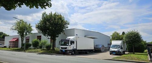 Hallenansicht mit Parkfläche - Lager- undoder Montagehalle im Gewerbegebiet mit Photovoltaik-Anlage und in sehr gutem Zustand ...