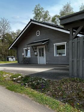 Das Wohnhaus mit Auffahrt - 