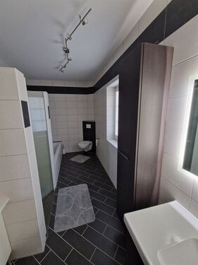 Bad mit Wanne - 