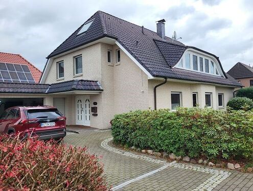 2-Fam.Haus mit Zufahrt und Doppelgarage - Luxuriöses Zweifamilienhaus mit Büro und Doppelgarage.
