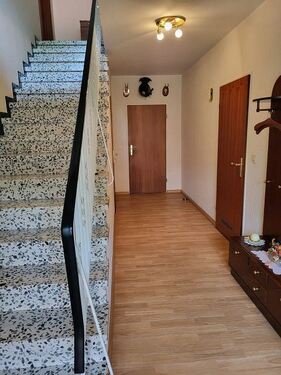 Flur EG mit Treppenhaus - 7 Zimmer Mehrfamilienhaus, Wohnhaus zum Kaufen in Steyerberg