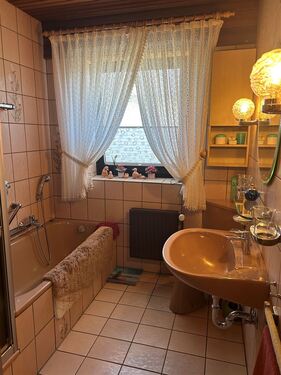 Bad mit Wanne und Dusche - 