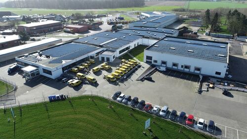 Vogelperspektive der ganzen Immobilie - Interessante Lagerhalle mit Laderampen u. Bürofläche