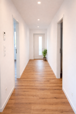 Heller Eingangsbereich mit Flur und Zugang zu Bad, - 2 Zimmer Etagenwohnung zur Miete in Husum