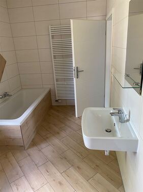 Bad mit Wanne - 