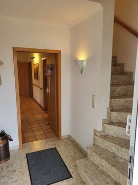 Hauseingang mit Flur - 8 Zimmer Zweifamilienhaus in Asendorf b Bruchhausen-Vilsen