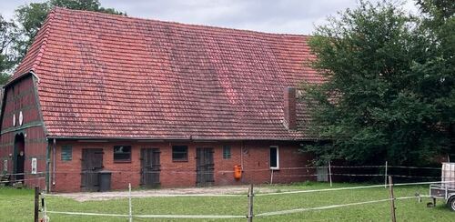 Mit Pferdestallung - 