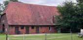 Mit Pferdestallung - 