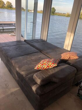 Ruhebereich mit Blick aufs Wasser - 