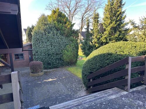 von der Terrasse in den Garten - 