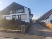 Einfahrt zu den Garagen & Stellplätze.jpeg - 8 Zimmer Mehrfamilienhaus, Wohnhaus zum Kaufen in Queidersbach