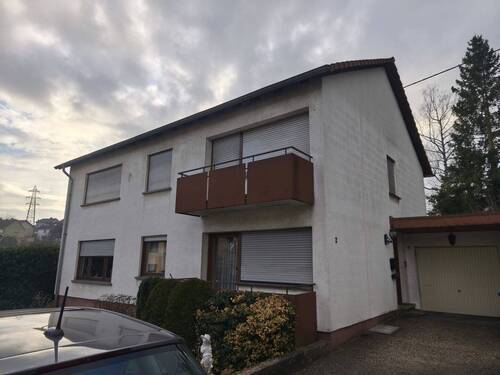 seitliche Hausansicht.jpeg - 6 Zimmer Mehrfamilienhaus, Wohnhaus zum Kaufen in Schiffweiler