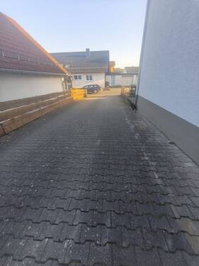 Ausfahrt.jpeg - 8 Zimmer Mehrfamilienhaus, Wohnhaus in Queidersbach