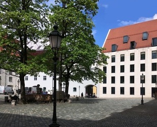 Zentral in München: moderne Wohnung im alten Hof in Erbpacht