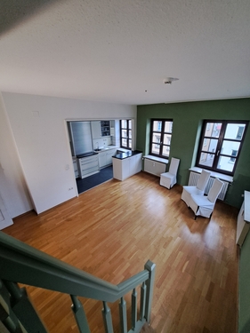 Blick von der Treppe ins Wohnzimmer - 7 Zimmer Maisonettenwohnung zum Kaufen in Augsburg