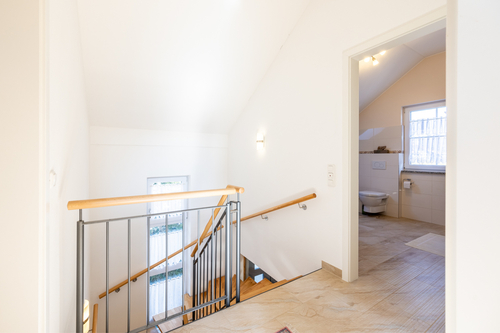 Helles Treppenhaus im Dachgeschoss - 