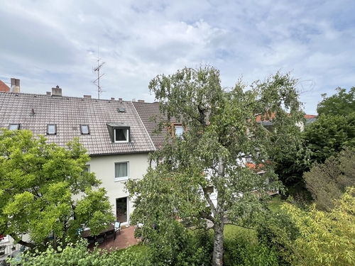 Blick zum Innenhof - Hochwertig sanierte 3.5 Zimmerwohnung in Laim
