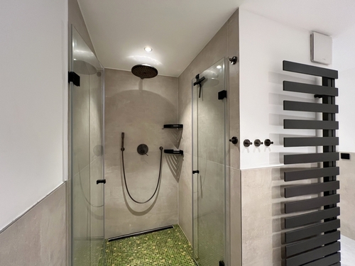 Bad mit Dusche - 