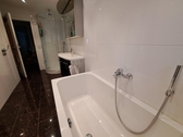 Badezimmer - 5 Zimmer Erdgeschoßwohnung zur Miete in München