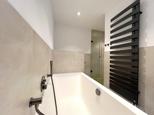 Badezimmer mit Wanne - 