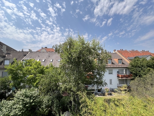 Blick in den grünen Innenhof - 3.5 Zimmer Dachgeschoßwohnung zum Kaufen in München