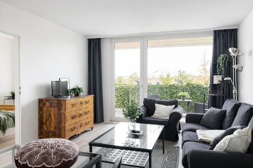 Wohnzimmer mit Blick zum Balkon - Etagenwohnung mit 53,50 m&sup2; in München zum Kaufen