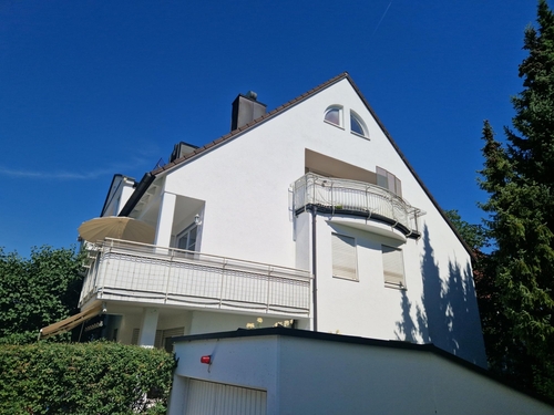 Blick zum Balkon - 2 Zimmer Dachgeschoßwohnung zur Miete in München