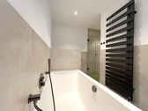 Badezimmer mit Wanne - 