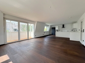 Wohnzimmer mit offener Küche - 