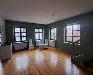 Haus im Haus! Große, denkmalgeschützte Altbauwohnung zum Selbstgestalten in der Augsburger Altstadt