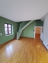 Wohnzimmer mit Treppenaufgang - 7 Zimmer Etagenwohnung in Augsburg
