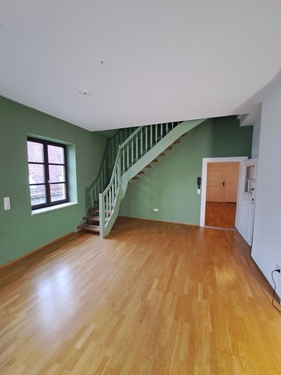 Wohnzimmer mit Treppenaufgang - 7 Zimmer Etagenwohnung in Augsburg
