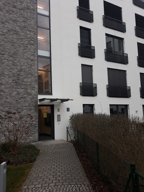 Hauseingang - 2 Zimmer Etagenwohnung zur Miete in München