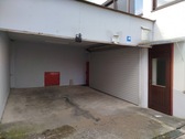 vor dem Rolltor - Halle in Sauerlach