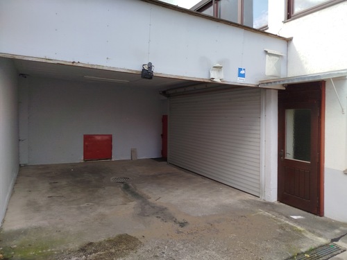 vor dem Rolltor - Halle in Sauerlach